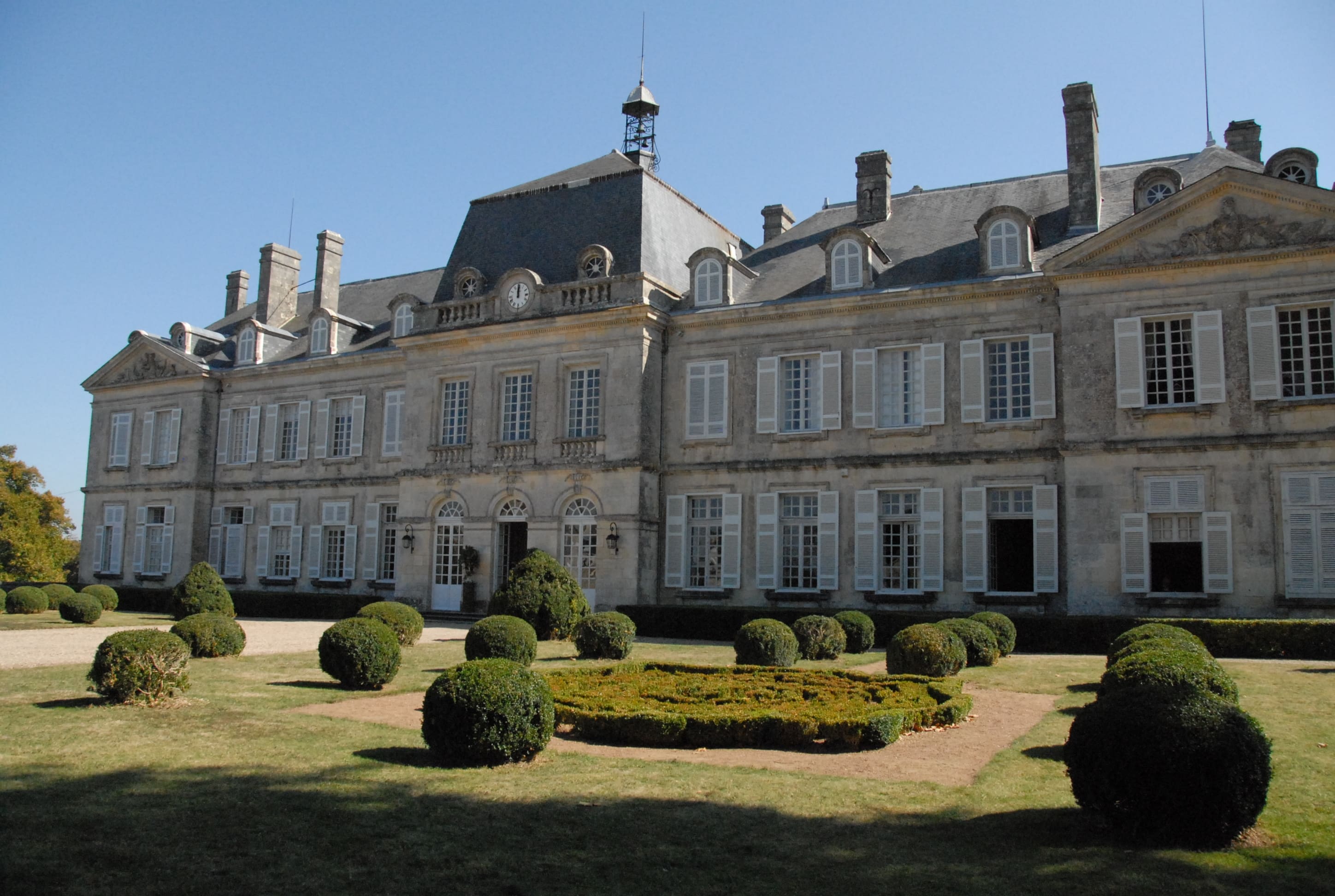 Façade du Château de Plassac monument historique